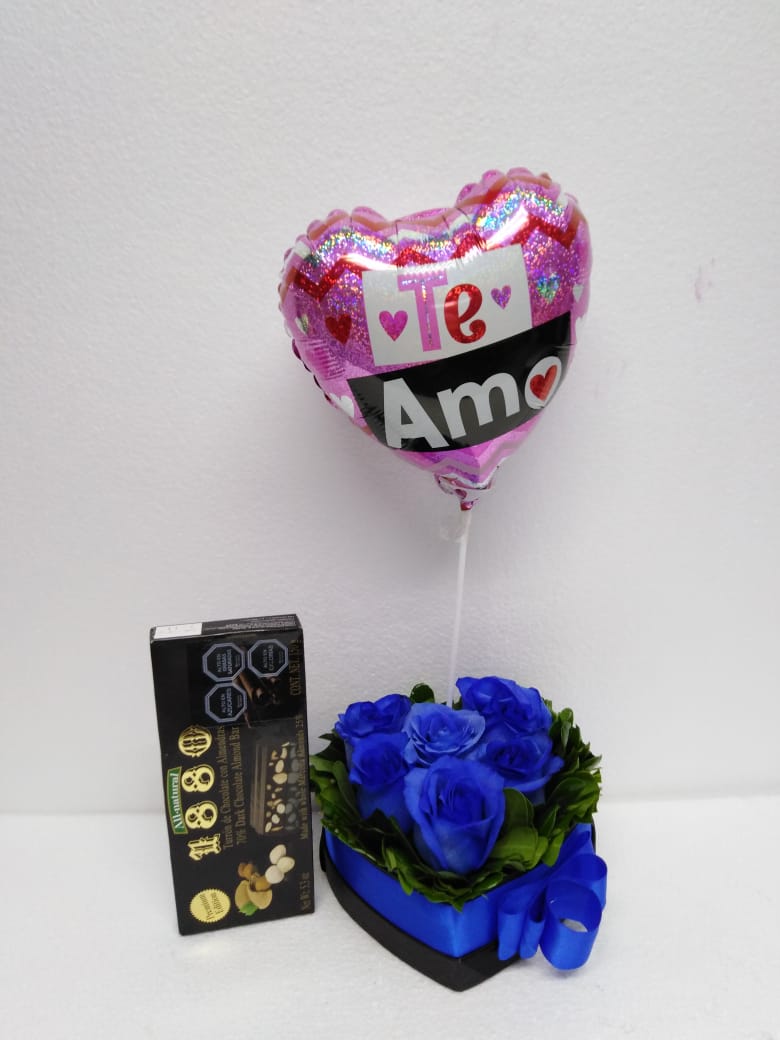 6 Rosas Azules en Caja Corazn ms Turrn 150 Grs y Globito